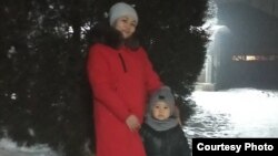 Четырехлетний Мирас, которому диагностирован «острый лимфобластный лейкоз», с мамой.