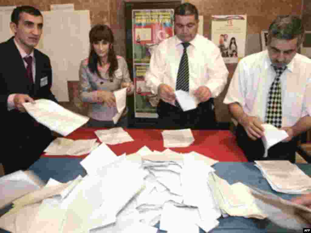 Идет подсчет голосов на одном из участков в Баку.  - Идет подсчет голосов на одном из участков в Баку. 