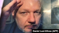 Джулиан Ассанж после заседания суда по его делу (архив)