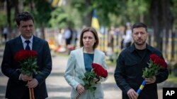 Президент Украины Владимир Зеленский (справа), президент Румынии Никушор Дан (слева) и президент Молдовы Мая Санду (в центре) возлагают цветы к мемориалу украинским солдатам, погибшим в войне между Россией и Украиной. Одесса, 11 июня 2025 года