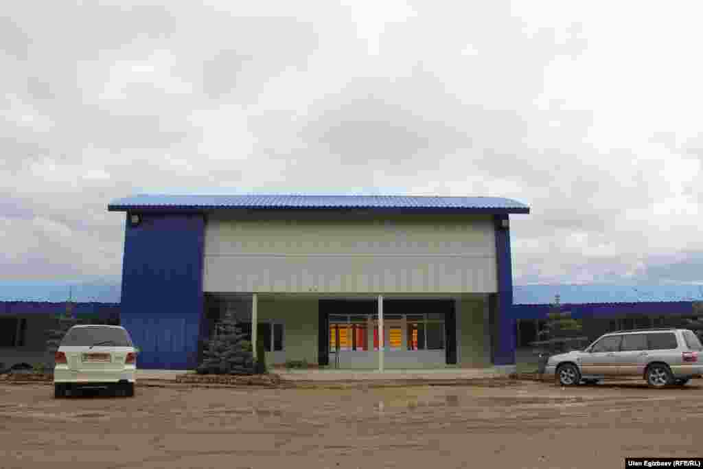 Аталган ат майданга 2012-жылы кримтөбөл Камчы Көлбаевдин атасы Асанбектин ысымы ыйгарылган. &quot;Ата Мекен&quot; фракциясынын демилгеси менен Асанбек Көлбаевдин аты алынып салынды.