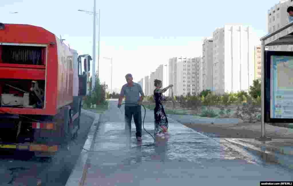 Duralgalary ýuwýan işçiler