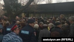 Одна из предыдущих акций протеста сотрудников завода «Наирит» перед президентским дворцом, 4 декабря 2014 г.