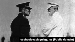 Генэрал Сяргей Вайцяхоўскі і прэзыдэнт Чэхаславачыны Томаш Масарык падчас вайсковых вучэньняў. Першая палова 1930-х гг.