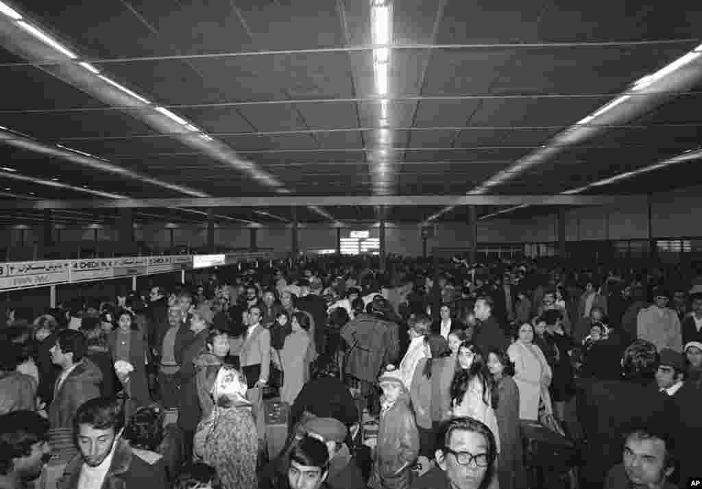 Шах өлкөдөн чыгып кеткенден кийин жүздөгөн кишилер жана чет өлкөлүк жарандар Ирандан кетүү үчүн Мехрабад аэропортунун учуу залына чогулушкан. 25-январь, 1979-жыл.&nbsp; &nbsp;