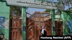 فرمان بستن انستیتوت‌های طبی برای دختران واکنش‌های جهانی را در پی داشت.