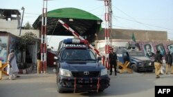 منزه کاکر وکیل مدافع پناهجویان افغان در پاکستان به رادیو مشال بخش پاکستان رادیو آزادی گفته که پولیس روز گذشته در مدت یک شبانه روز بیش از ۱۵۰ پناهجوی افغان را بازداشت کرد که از این میان ۱۳۰ تن آنها به محکمه معرفی شدند.