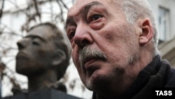 Андрей Битов на открытии памятника Осипу Мандельштаму в Москве, 28 ноября 2008 года