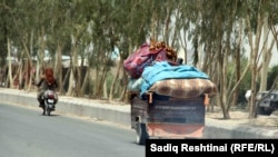 یک خانواده در حال کوچ‌کشی در کندهار