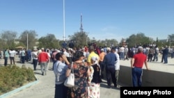 Жаңы-Өзөндө нааразылык акциясына чыккандар. 3-сентябрь, 2019-жыл.