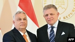 Прем'єр-міністр Угорщини Віктор Орбан (ліворуч) та прем'єр-міністр Словаччини Роберт Фіцо, архівне фото 