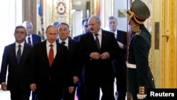 Հայաստանի նախագահը և Եվրասիական բարձրագույն տնտեսական խորհրդի անդամները՝ Ռուսաստանի, Բելառուսի և Ղազախստանի նախագահները, արխիվ