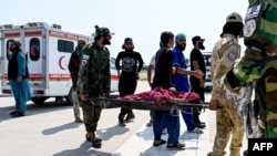  نیروهای طالبان در حال انتقال زخمی‌های زلزله مرگبار در شرق افغانستان
