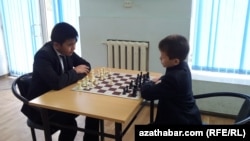 Aýdymagyna görä, bu küşt sport mekdebinde hersinde 10-15 sany ýaş küştçi bolan 10-a golaý topar türgenleşýär.