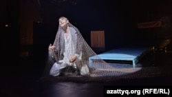 В спектакле Wolgakinder на сцене Республиканского академического немецкого театра рассказывают о судьбе немцев Поволжья до депортации в 1941 году. Алматы, 28 ноября 2024 года