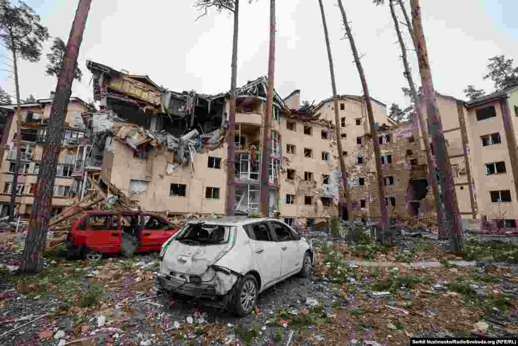 2 сакавіка 2022 году расейскія войскі нанесьлі авіяўдар па Ірпяні з двух Су-25. Дзьве ракеты пацэлілі ў жылы дом на Гастомельскай шашы. Празь некалькі дзён гэтая частка гораду будзе занятая.Расейцы разбурылі гэты дом. Яго дэмантаж пачаўся ў верасьні 2022 году. У сьнежні 2024 году на гэтым месцы пры фінансавым удзеле міжнародных арганізацыяў пачалося будаўніцтва новага жылога дому.Зьлева — фота 2 сакавіка 2022 году, справа — сакавік 2025 году