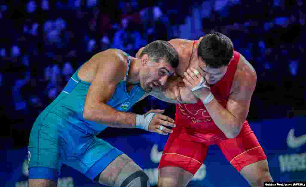 Атабек Азисбеков (в красном трико) во время схватки за бронзовую медаль с узбекистанским спортсменом Рустамом Ассакаловым. Греко-римская борьба. Нур-Султан, 16 сентября 2019 года.