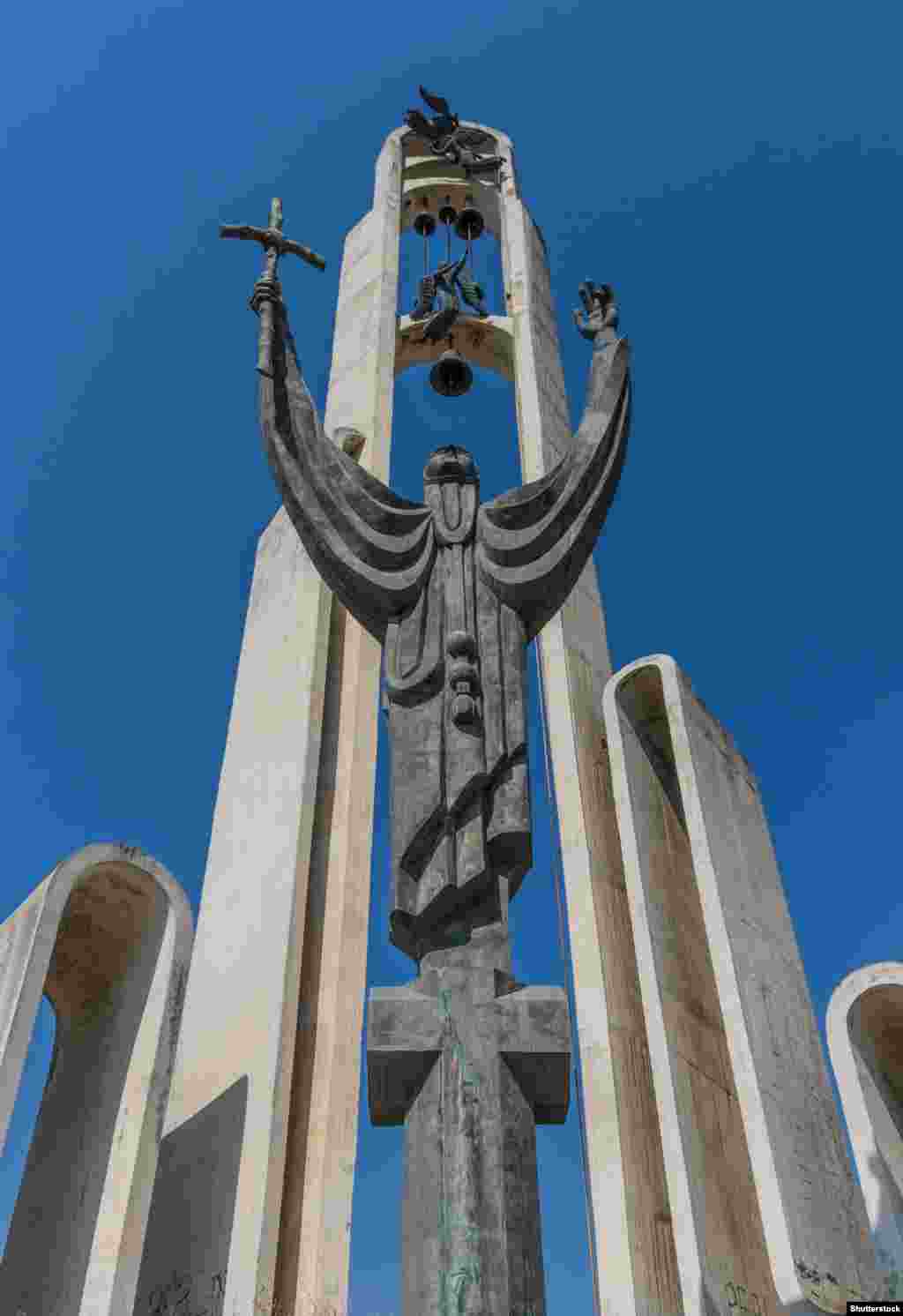 Памятник святой Нине, просветительнице Грузии, в Тбилиси (1994).