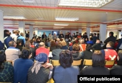 Председатель кабинета министров КР Улукбек Марипов представляет коллективу «Кумтор Голд Компани» временного внешнего управляющего Тенгиза Болтурука, 18 мая 2021 г.