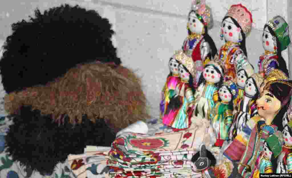 Изделия трукменских мастеров.