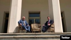 Леван Джагарян и Саймон Шерклифф фотографируются на ступенях у входа в посольство России - на том самом месте, где 78 лет назад во время Тегеранской конференции сфотографировались Сталин, Черчилль и Рузвельт