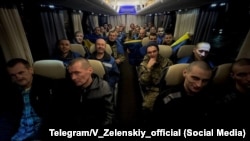 Українські військові прямують додому після обміну, 30 грудня 2024 року