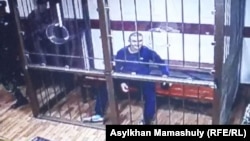Руслан Кулекбаев на скамье подсудимых. Алматы,  25 октября 2016 года. 