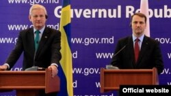 Міністри закордонних справ Швеції Карл Більдт (ліворуч) і Польщі Радослав Сікорський під час перебування в Кишиневі, 22 жовтня 2013 року