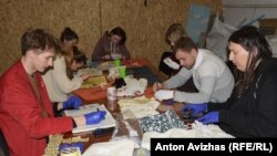 Волонтери допомагають працівникам центру годувати кажанів