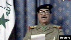 Президент Саддам Хусейн Кошмо Штаттар ага каршы согушту баштагандан үч сааттан кийин мамлекеттик телевидениеден  ирактыктарга кайрылууда. 20-март 2003