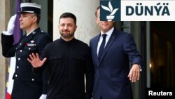 Ukrainanyň prezidenti Wolodymyr Zelenski (çepde) we Fransiýanyň prezidenti Emmanuel Makron. 4-nji sentýabr, 2025 ý. Pariž ş. Fransiýa. 