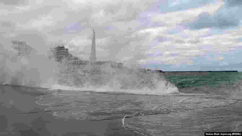 Хвилі з силою б&#39;ються об набережну Корнілова і заливають її водою