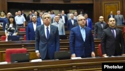 Фракция ППА, в последнем ряду первая слева = Элинар Варданян (архив)