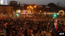 Демонстранти на мітингу проти суперечливого законопроєкту про «іноземний вплив», який, за попередженнями Брюсселя, підірве європейські прагнення Грузії, Тбілісі, 28 квітня 2024 року