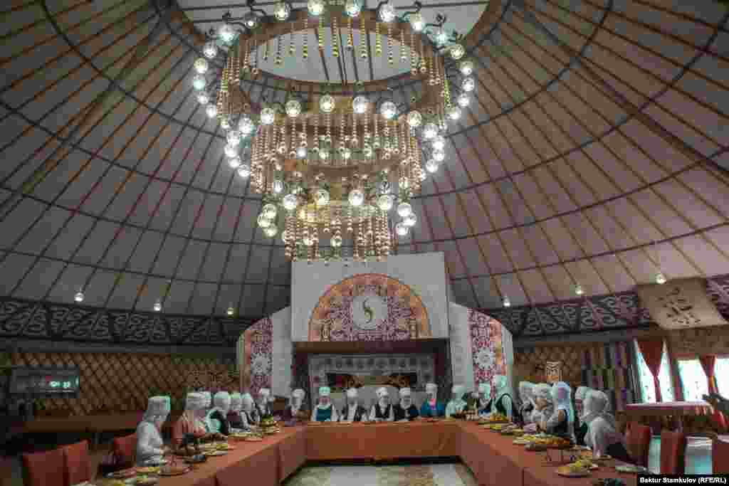 Элечектер коомдук ишмер Айжан Акылбекованын &quot;Оймок Арт&quot;студиясында даярдалган.&nbsp;&nbsp;