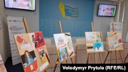 Малюнки дітей ув'язнених і загиблих журналістів на виставці у НСЖУ. Київ, 5 червня 2025 року