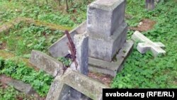 Каталіцкія могілкі ў Берасьці. Вандалы зьнішчылі помнікі