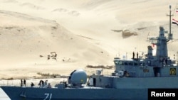 Ирандын кемеси Суэц каналы аркылуу кетип бара жатат.