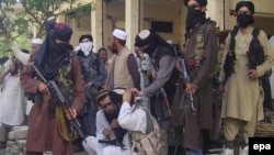 شماری از طالبان پاکستانی ۲۴ اپریل ۲۰۰۹