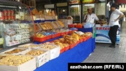 Aşgabatdaky söwda nokatlarynyň biri