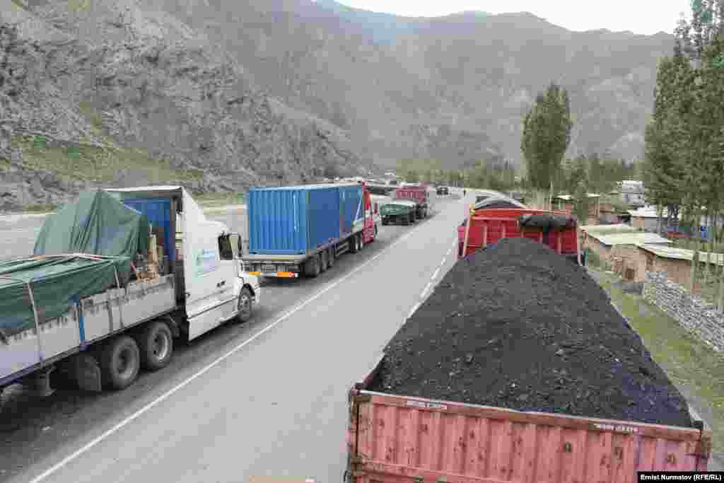 Эки тарапта 100гө чукул оор жүк ташуучу унаалар камалып турат.