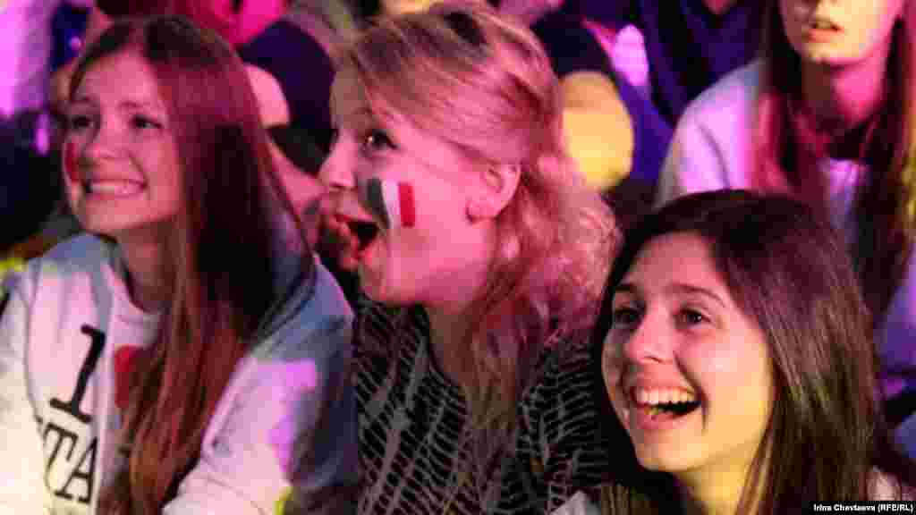 Ors&yacute;etiň futbol jank&ouml;&yacute;erleri Moskwanyň Gorki&yacute; adyndaky parkynda final duşuşygyna tomaşa ed&yacute;&auml;rler.