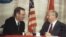 Генеральний секретар ЦК КПРС Михайло Горбачов та президент США Джордж Буш на першій прес-конференції на Мальті 3 грудня 1989 р. (Архівна фотографія) 