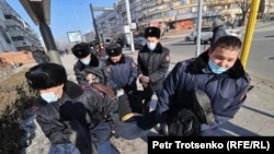 Казак полициясы демонстрантты кармоодо. Алматы. 2021-жылдын 10-январы.