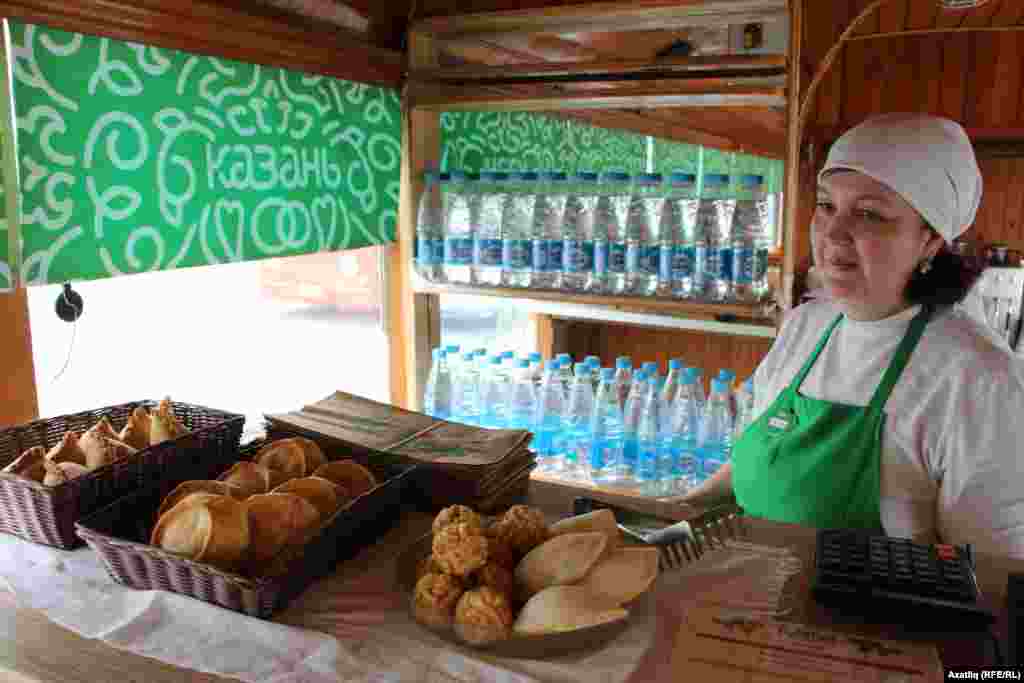 Ретро-трамвай эчендә &quot;Түбәтәй&quot; ашханәсендә пешерелгән өчпочмак, чәк-чәк, өлеш кебек татар ризыклары тәкъдим ителә.