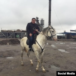 Амантуров "Меади" компаниясынын короосунда ат минип турат. Сүрөт Мирлан Амантуровдун "Фейсбуктагы" баракчасынан алынды.