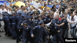 Оппозиционеры прорывают милицейское оцепление в Киеве