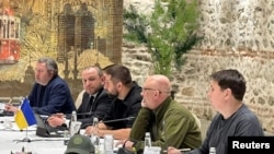 Стамбулдагы сүйлөшүүгө катышкан Украинанын делегация мүчөлөрү.