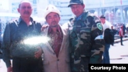 Слева - Бектемир Акунов.