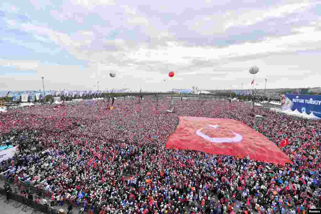 Собравшиеся на предвыборную встречу Эрдогана с электоратом. Стамбул, 17 июня 2018 года.